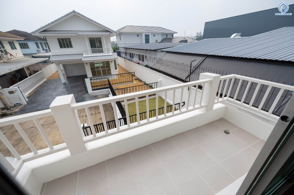 บ้านมือสองตกแต่งใหม่ โครงการ พฤกษ์ลดา พุทธสาคร หลังริม เนื้อที่ 54.50 ตร.ว. ฟังก์ชัน 3 ห้องนอน 2 ห้องน้ำ 2 ที่จอดรถ สภาพแวดล้อมโครงการร่มรื่น บนทำเลเดินทางสะดวก ติดถนนพุทธสาคร เชื่อมต่อถนนเพชรเกษม ถนนพุทธมณฑลสาย4 ถนนบรมราชชนนี ใกล้รถไฟฟ้าสายสีน้ำเงิน "สถานีหลักสอง"